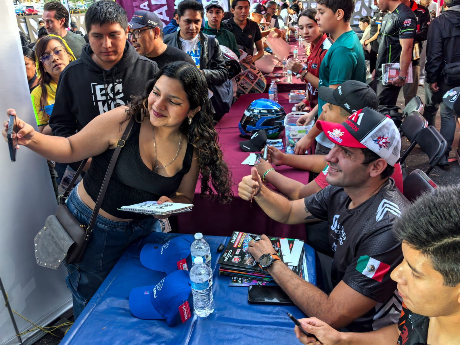 Conviven pilotos de NASCAR con poblanas y poblanos